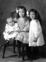 3 young children posing in the 1900's