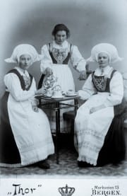 Three women posing Norwedgian cabinet card